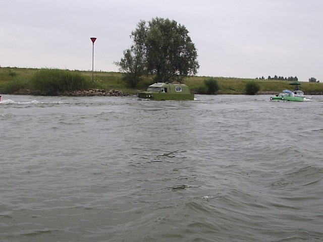 Club v. amfibivoertuigen op de IJssel (1).jpg
