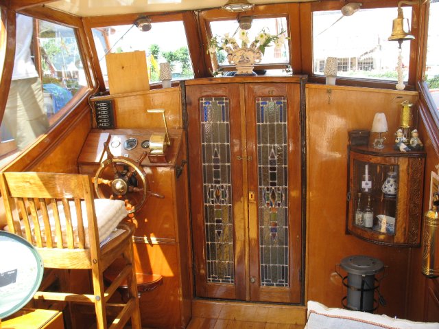 Stuurhut met glas in lood deurtjes salon.JPG